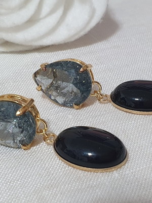Brinco banhado com cristal fumê e pingente ônix