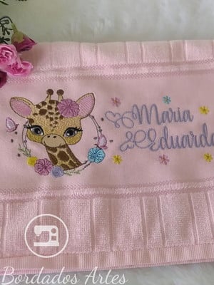 Toalhinha de boca bordada personalizada girafa aveludada