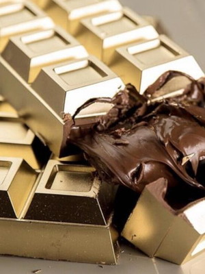 Barra de chocolate dourada recheada com nutella - páscoa
