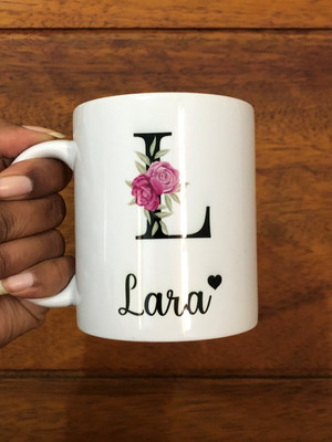 Caneca personalizada com inicial e nome