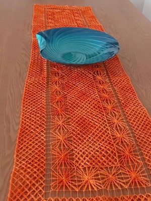 Trilho de mesa em renda de filé