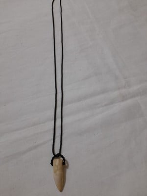 Colar de tucum com dente de jacaré