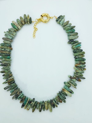 Colar cascalho verde mescla
