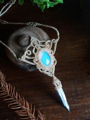 Colar em macramê com opalina e cianita azul