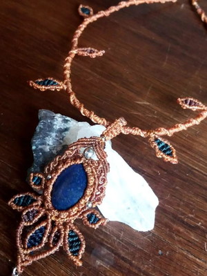 Colar folhas em macramê com lápis lazuli