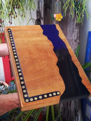 Tabua resinada, tabua de corte resinada, personalizada.