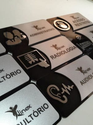 Placas de identificação personalizadas com símbolo espelhado