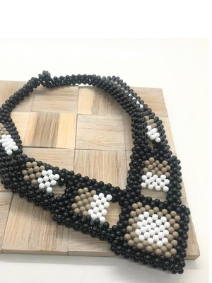 Maxi colar entrelaçado de miçanga preta, bege e branca