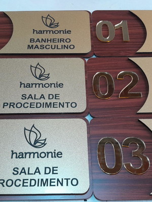 Placas de identificação personalizadas com símbolo espelhado