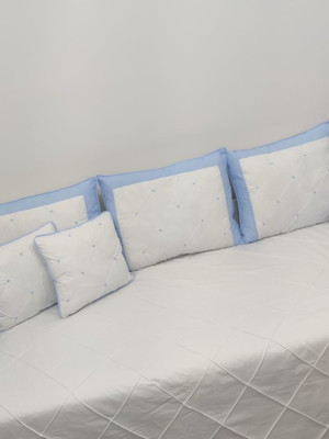 Kit cama babá clean branco e azul bebê nervurado