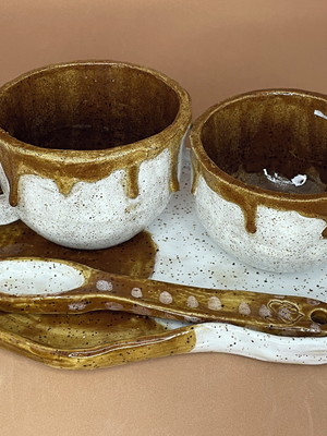 Conjunto canecas com prato de cerâmica artesanal chocolate