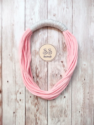 Colar de fio de malha rosa e cinza mescla