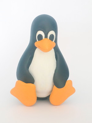 Boneco tux linux impresso em resina 4k pintado a mão 10cm