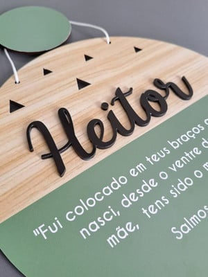 Porta maternidade com nome em relevo