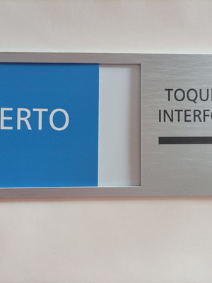 Placa de sinalização com placa removível