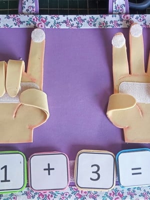 Placa interativa e criativa (eva) com operações matemáticas