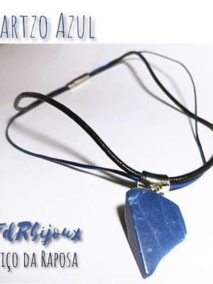 Colar em couro com pingente de cristal bruto quartzo azul