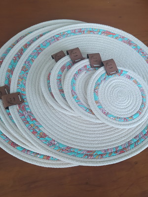 Sousplat em cordão de algodão e porta copos kit com 08 pçs