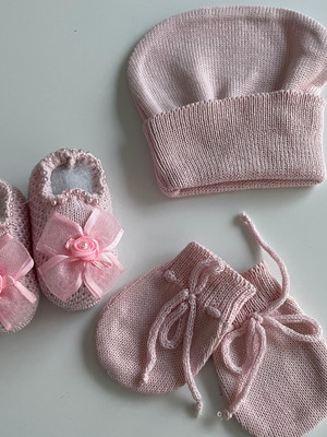 Kit sapatinho luvas e touca rosa