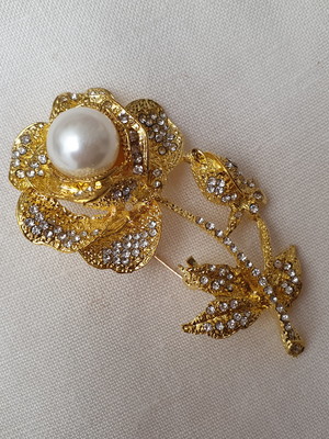 Broche dourado com pérola e mini strass