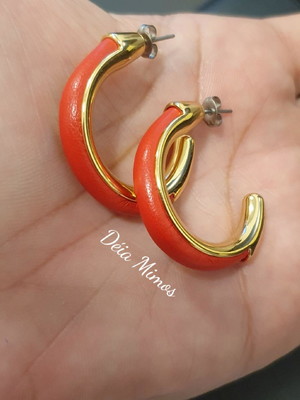 Argola dourada com vermelho