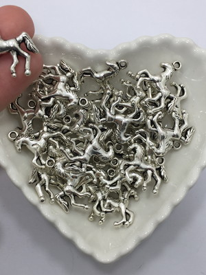 Pingente cavalo prata de metal 2,2cm x 2,4cm 10 unidades