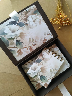 Caixa com caderno e bloco