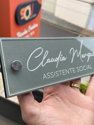 Placa de identificação de mesa - mdf e acrílico 26x6,5