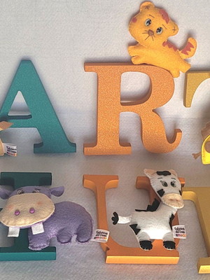 Letras em mdf pintada e com temas