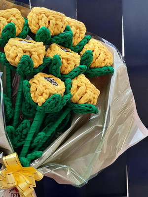 Buque de rosas em crochê com bombons