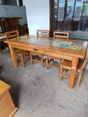 Jogo de mesa com ladrilho e 6 cadeiras