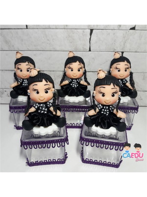 Lembrancinhas personalizadas de biscuit no tema wandinha