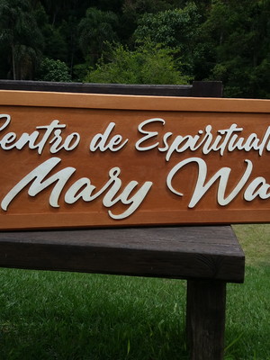 Placa de madeira entalhada a mão