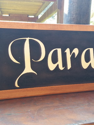 Placa entalhada em alto relevo