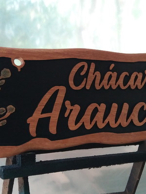 Placa entalhada em alto relevo