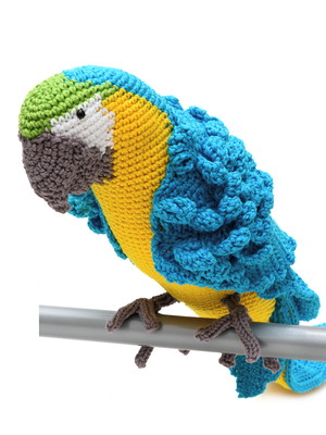 Arara canindé de cores vivas em amigurumi