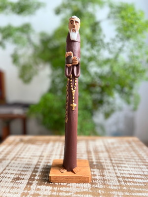 Santo padre pio em madeira de cedro 31 cm