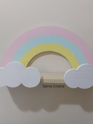 Prateleira arco-íris com nuvens.