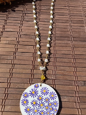 Colar de flores e cristais