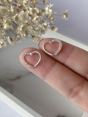 Piercing coração com zircônia - lado direito