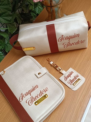 Kit com nécessaire, capa de caderneta, e um chaveiro
