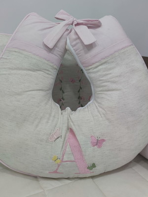 Almofada para amamentação em linho com rosa bebê