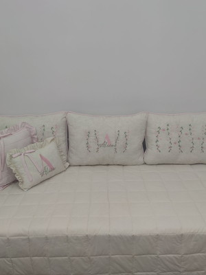 Kit cama babá auxiliar de linho com rosa bebê e inicial