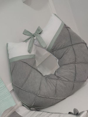 Almofada para amamentação cinza chambray com branco e verde