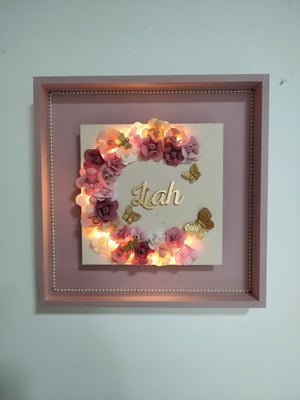 Quadro porta maternidade floral camélias com led