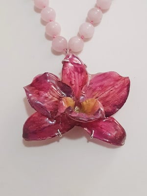 Colar de quartzo rosa com orquídea resinada