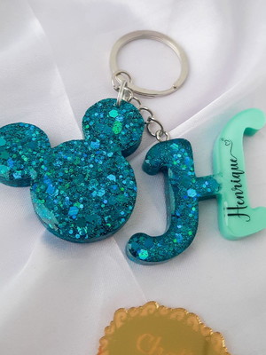 Chaveiro letra inicial + mickey/minnie