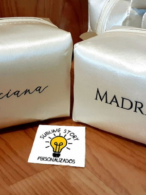 Necessaire personalizada ( fundo tons claros)