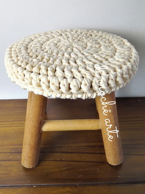 Capa de crochê para banco ou banqueta creme 24cm