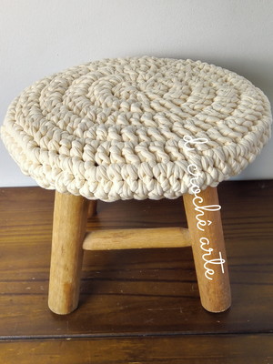 Capa de crochê para banco ou banqueta creme 30cm
